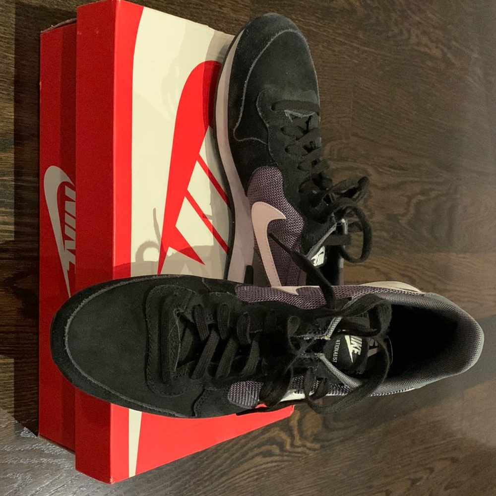 Nike internationalist women’s sneaker. Size 9.